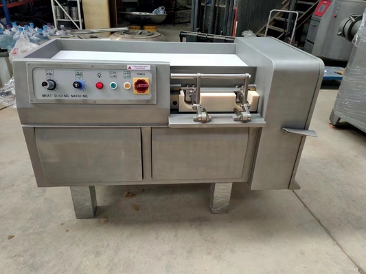 Automatische industriële dobbelsteenmachine voor het snijden van blokjes van heet vlees en bevroren vlees